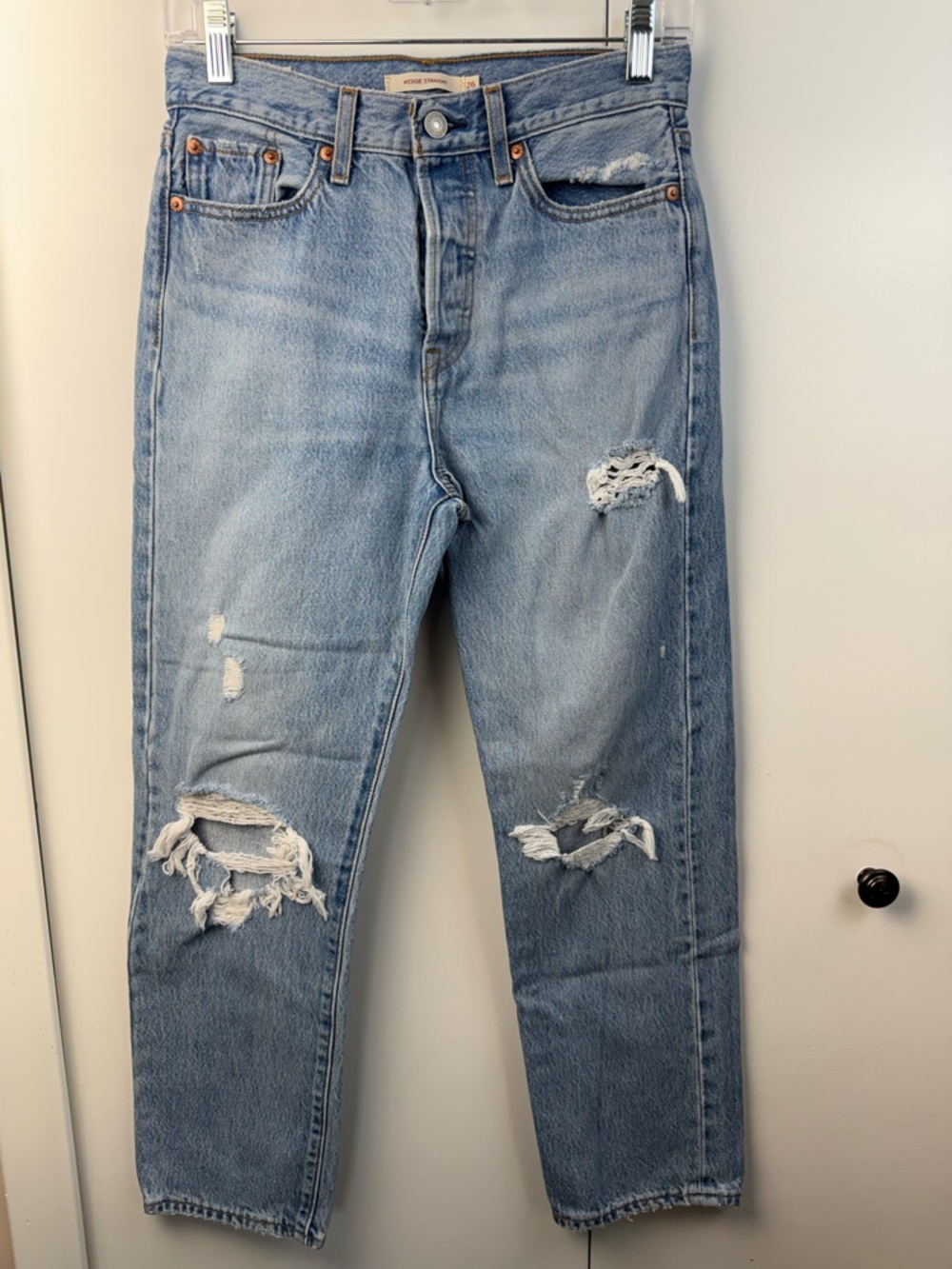 Distressed Light Blue Women’s Levi’s Wedgie straight Jeans size 26
